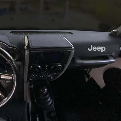 Covercraft Couvre-tableau de bord édition limitée avec logo Jeep 18-23 Jeep Wrangler (JL)/20-23 Jeep Gladiator