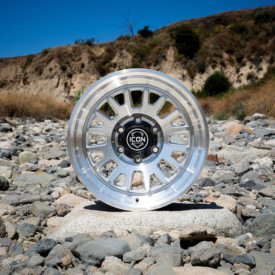 ICON Roue Anza 17x8.5 5x150 déport 25mm dégagement arrière 5.75 po - argent usiné