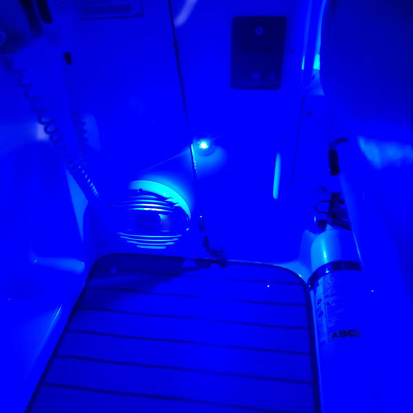 Race Sport Éclairage de pont marin DEL 5050 à technologie d'inclinaison biseautée vers le bas - boîtier noir, RGB multicolore - compatible avec les contrôleurs HydroBLAST