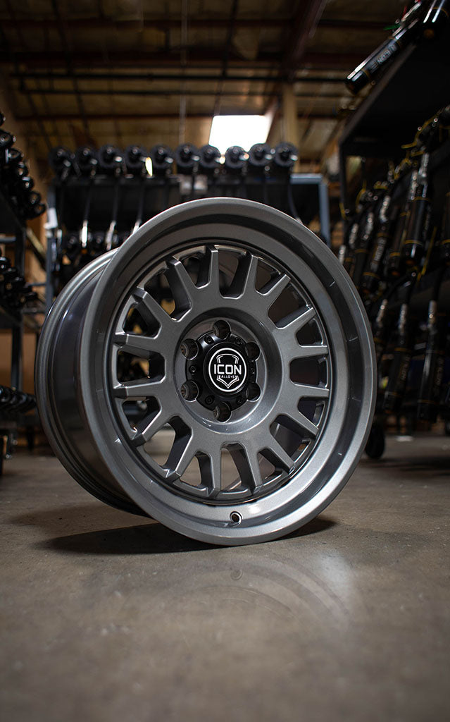 ICON Roue Anza 17x8.5 / 6x5.5 / déport 25mm / dégagement arrière 5.75 po - gris métal