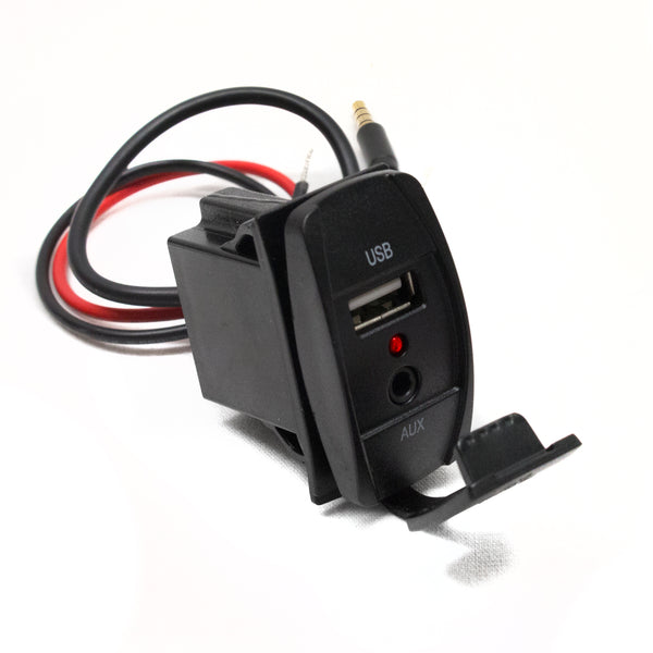Race Sport Panneau double port format bascule avec (1) port d'alimentation USB et (1) entrée AUX 3.5mm