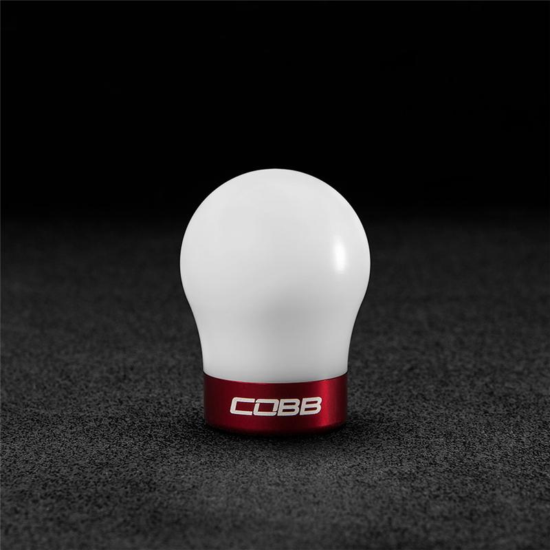 Cobb Pommeau de levier de vitesses blanc Ford 13-14 Focus ST/14-15 Fiesta ST - base rouge