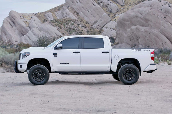 Fabtech Uniball UCA Lift System w/Shocks — 2" Lift — 2016-2017 Toyota Tundra, 4WD (K7075DL)